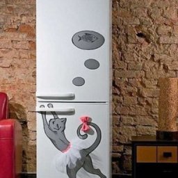 ​Украшение холодильника кошечкой в юбке