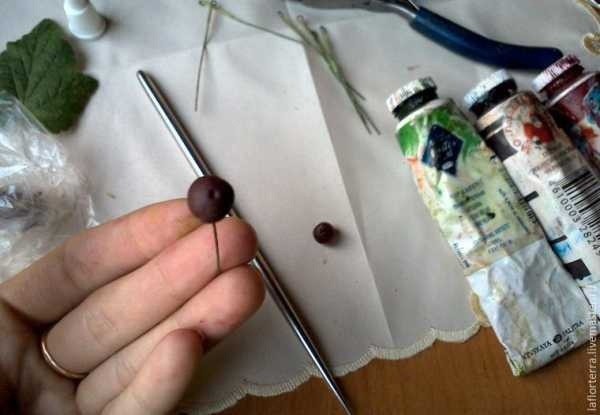 ​Черная смородина из холодного фарфора