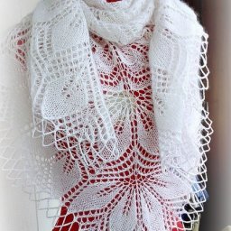 ​Харуни или треугольная шаль слегка серповидной формы