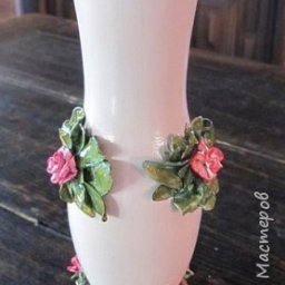 Украшение вазы лепниной из полимерной глины