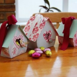 ​Коробочка в виде домика с сердечком