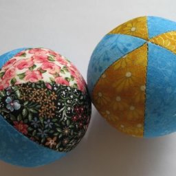 Лоскутные мячики - подушки