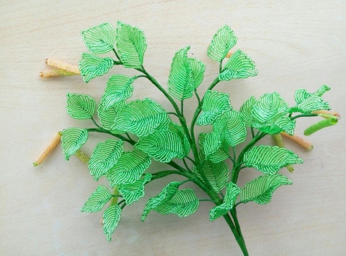 ​Нарциссы и ветка ольхи из бисера