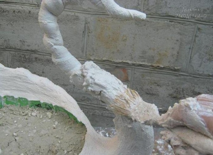 ​Делаем кашпо в виде пары лебедей из гипса и баклажки