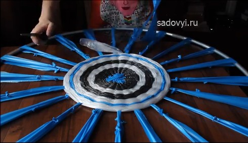 Коврик из мусорных пакетов