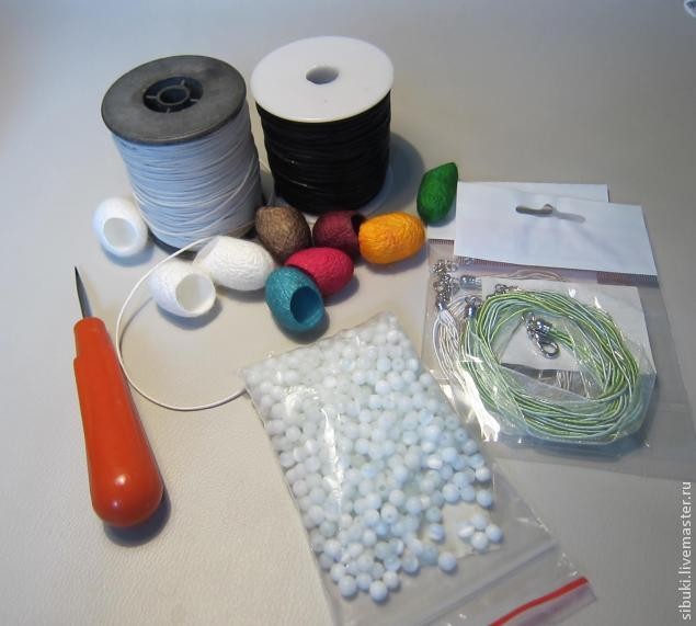 Украшение из коконов тутового шелкопряда