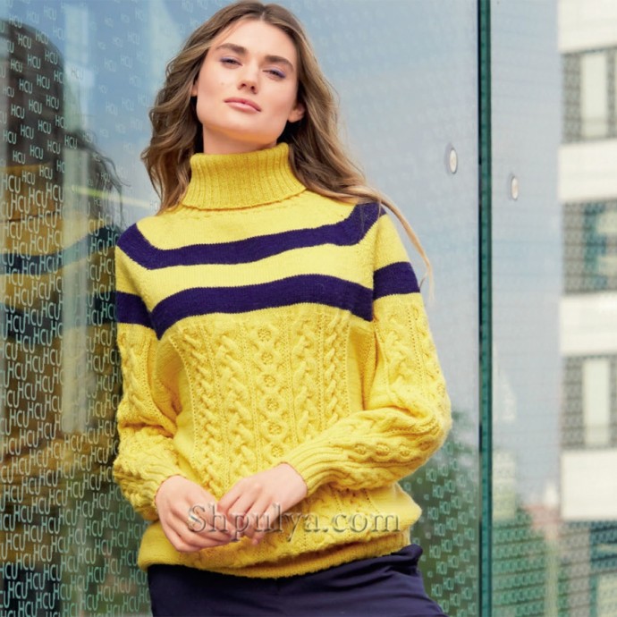 Свитер-реглан с темно-синими полосами и косами спицами