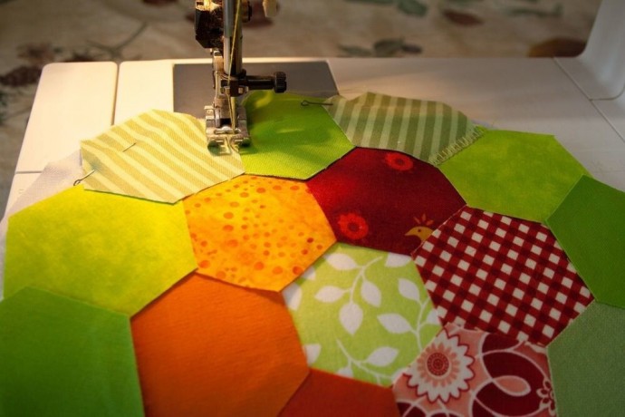 Яркая радужная подставка под горячее