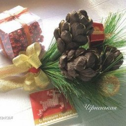 Новогоднее украшение: шишки из гофрированной бумаги