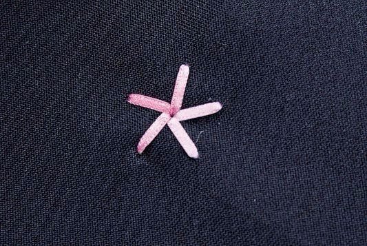 Объемная вышивка: розочка лентой