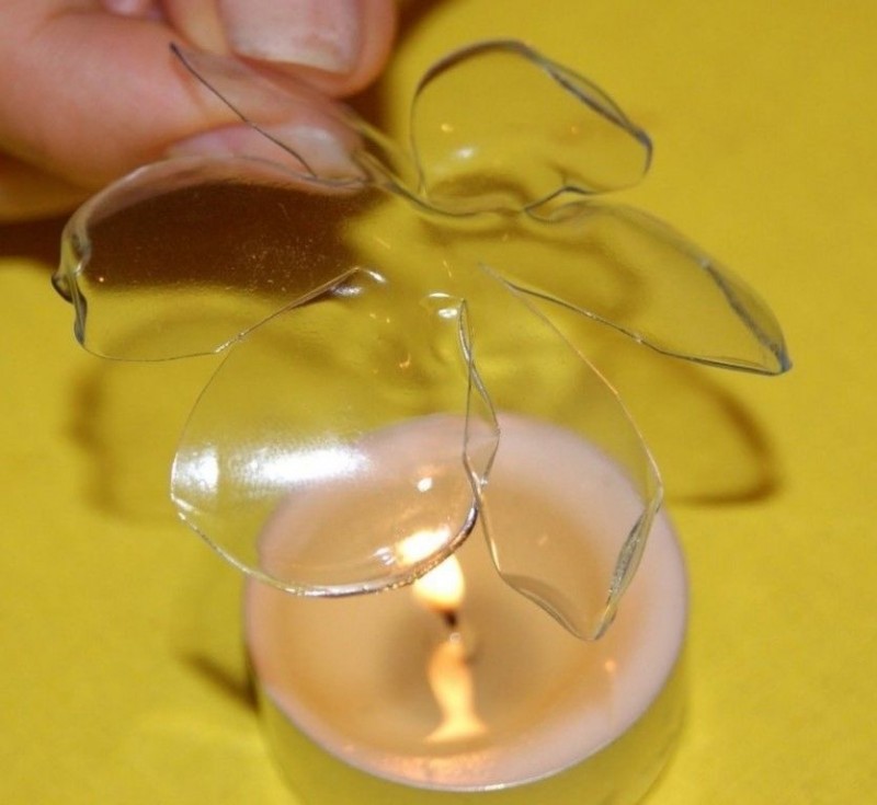 Вешалка с цветами из пластиковых бутылок