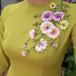 Вышитые цветы на одежде: красивые идеи для творчества