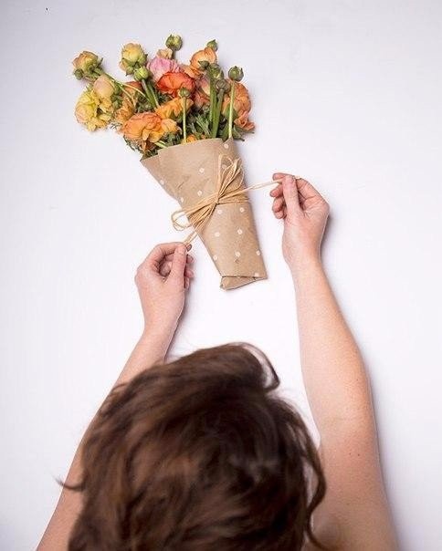 ​Как просто и одновременно красиво упаковать живые цветы