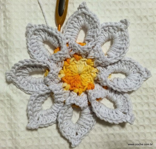 ​Вязаный прекрасный цветок