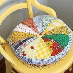 Мягкая сидушка из остатков ткани