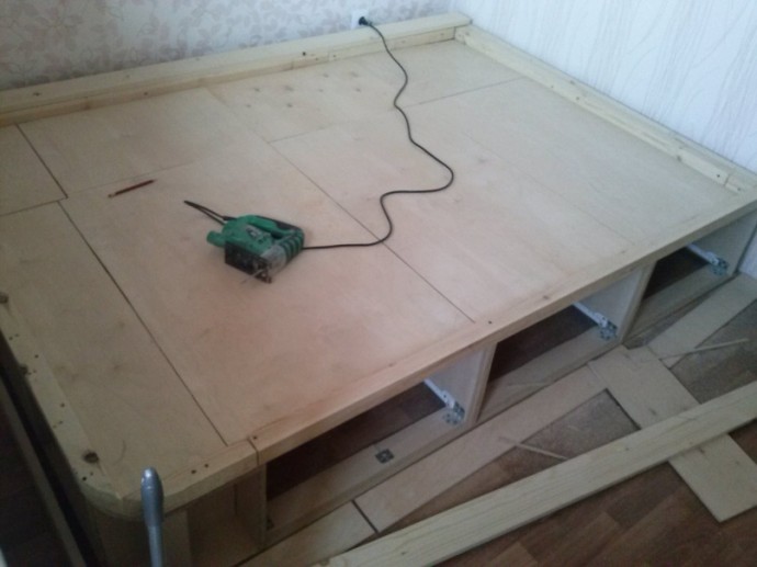 Самодельная угловая кровать с полками