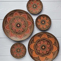 ​Декор керамической тарелки точечной росписью