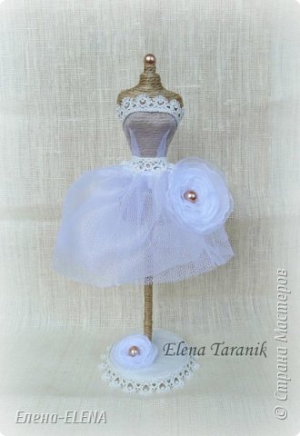 Декоративный манекен как украшение стола знатной рукодельницы