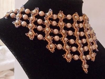 ​Колье из бисера и бусин "Жемчужный пляж"