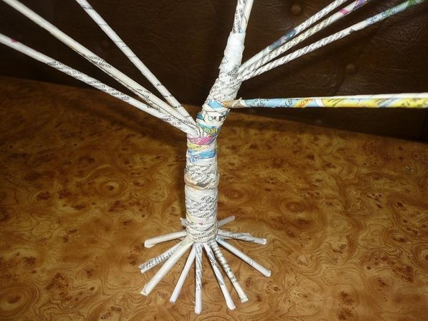 Красивое дерево из бумажных трубочек