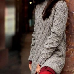 Пуловер с узором ромбами