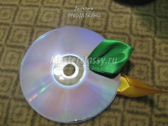 ​Большой подсолнух из атласных лент и CD-диска