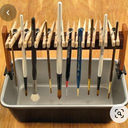 ​Хранение кистей во время рисования акриловыми красками