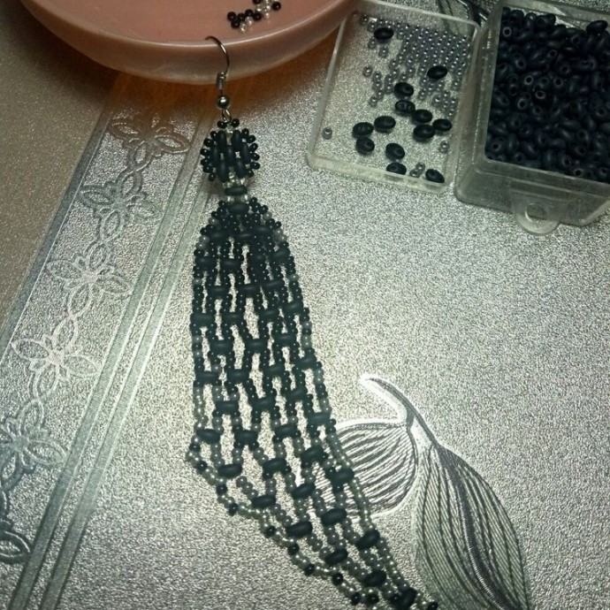 Удлиненные серьги из бисера