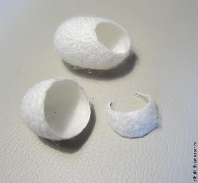 Украшение из коконов тутового шелкопряда