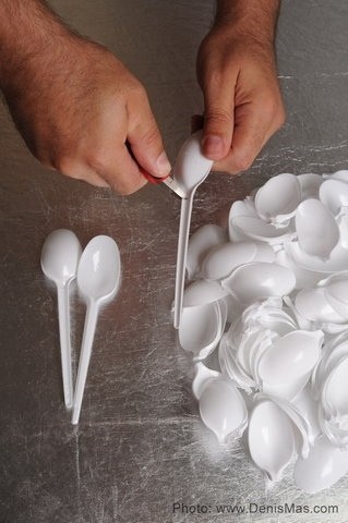 Необычная люстра из одноразовых ложек