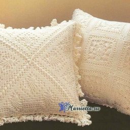 ​Очень нежные вязаные крючком интерьерные подушки и покрывало