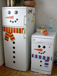 Снеговики в новогоднем декоре дома