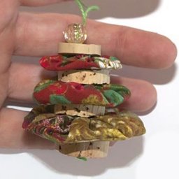 ​Ёлочка из йо-йошек и пробок