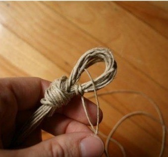 Браслет из льняного шнура и бусин