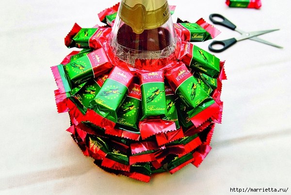 Конфетная ёлка из бутылки Конфетная ёлка из бутылки