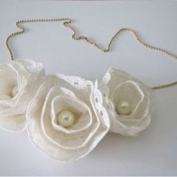 Украшение с цветами из кружева и фетра