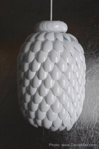 Необычная люстра из одноразовых ложек