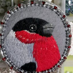 Вышитая гладью брошь со снегирем