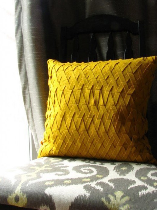 ​Декоративная подушка из фетра