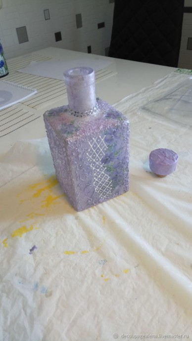 Декупаж бутылки хрустальной пастой и рисовой бумагой Декупаж бутылки хрустальной пастой и рисовой бумагой
