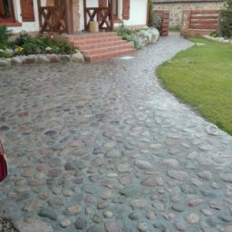 ​Как вымостить двор камнем