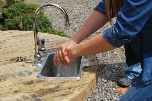 Катушка из-под электрического кабеля в качестве умывальника