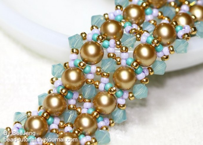 ​Браслет с крупными золотыми бусинами