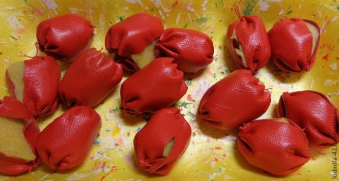 Картина "Корзина клубники из натуральной кожи