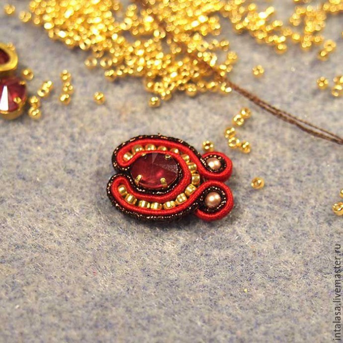 Сутажная брошь "Аленький цветочек"
