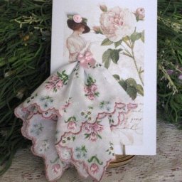 Открытки с нарядными платьями из носовых платков