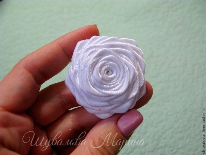 Кручёная роза из атласной ленты