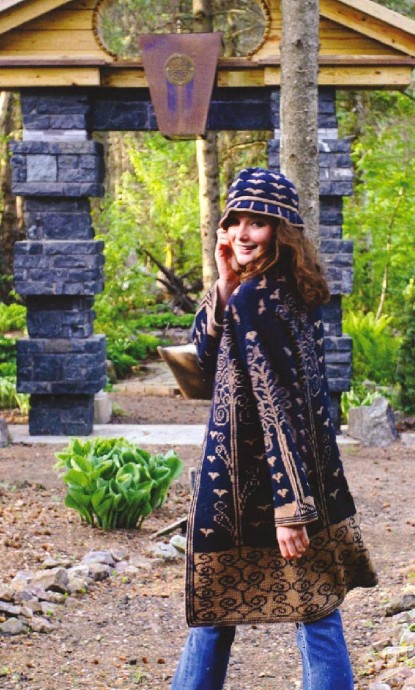 Очень красивое пальто с жаккардовыми узорами