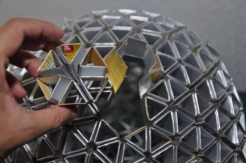 Стильная люстра из фольги