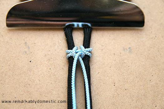 Браслет из шнурков